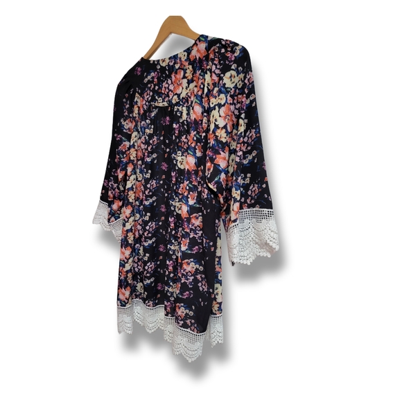 🌿The Wildflower Granny Yoke Cardigan - Black Floral with Scalloped Lace - Picture 8 of 11